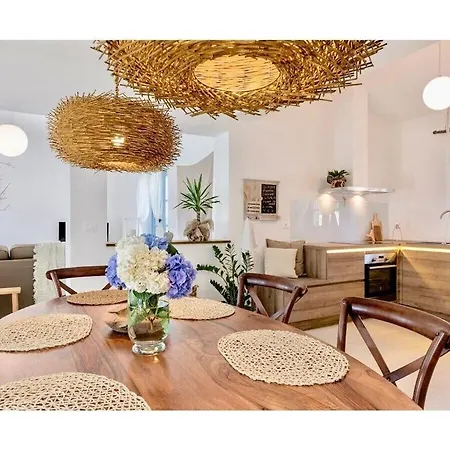 Vila Charming With Pool And Jacuzzi