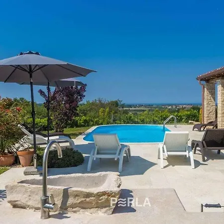 Charming With Pool And Jacuzzi