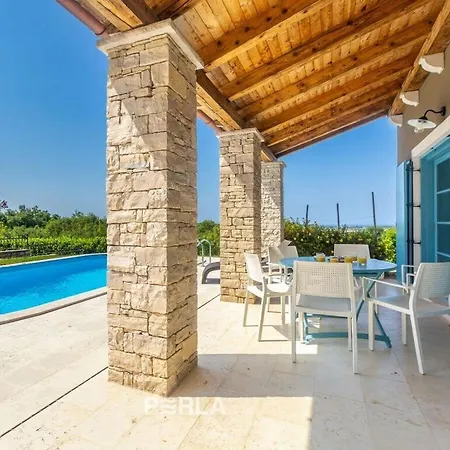 Charming With Pool And Jacuzzi