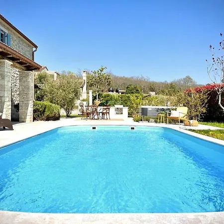 Charming With Pool And Jacuzzi Villa