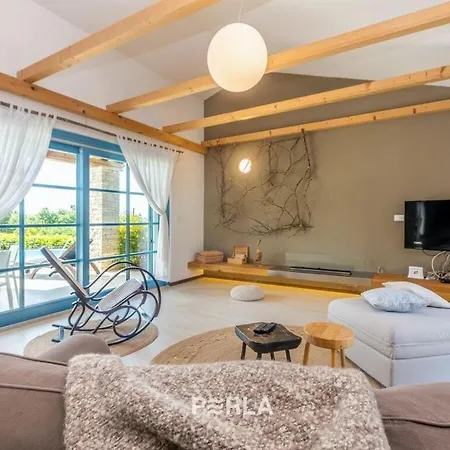 Villa Charming With Pool And Jacuzzi