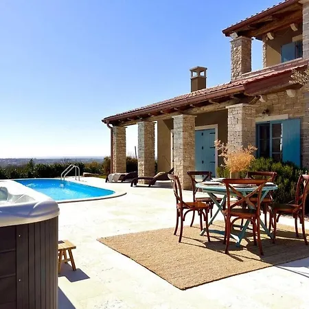 Charming With Pool And Jacuzzi